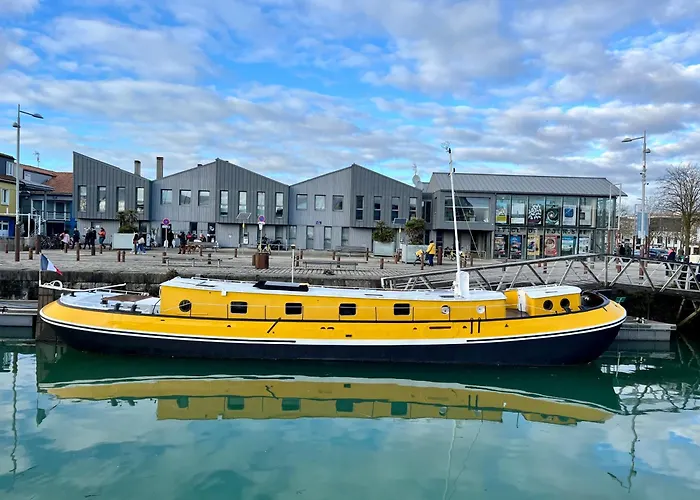 Une Peniche Dans Le Bassin A Flot Du Vieux Port