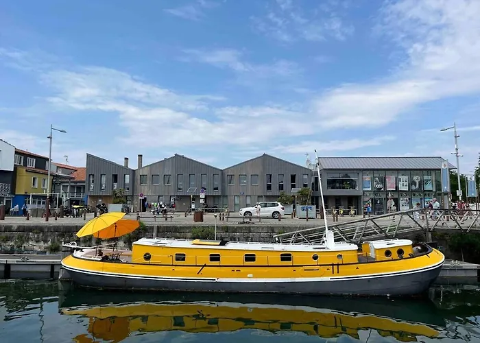 Une Peniche Dans Le Bassin A Flot Du Vieux Port