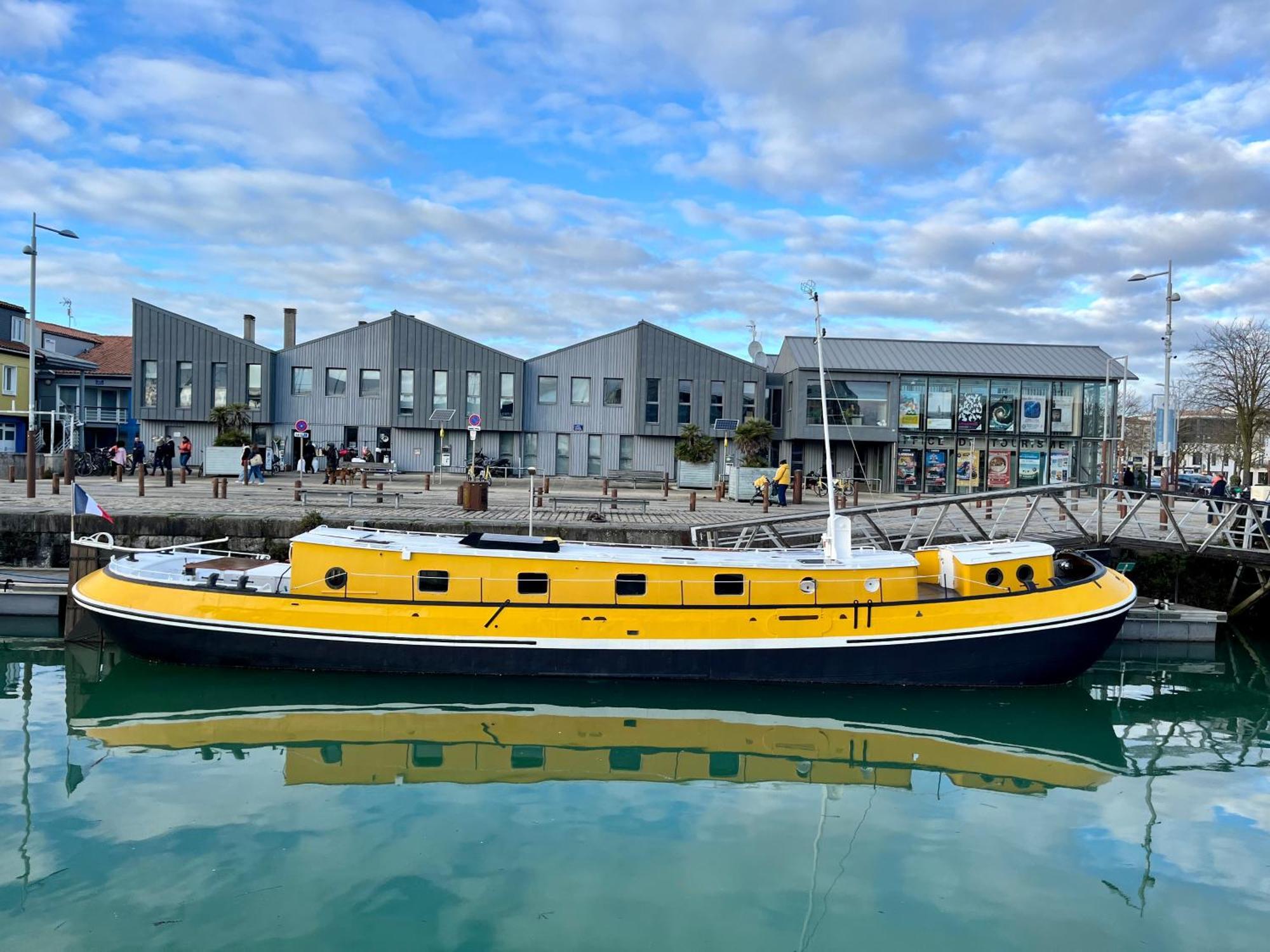 Peniche Dans Le Bassin A Flot Du Vieux Port Botel *